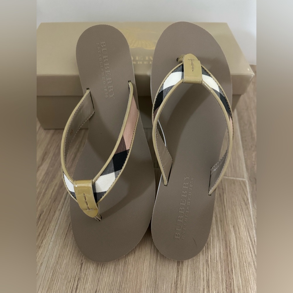 Burberry womens Size 9 flip flops